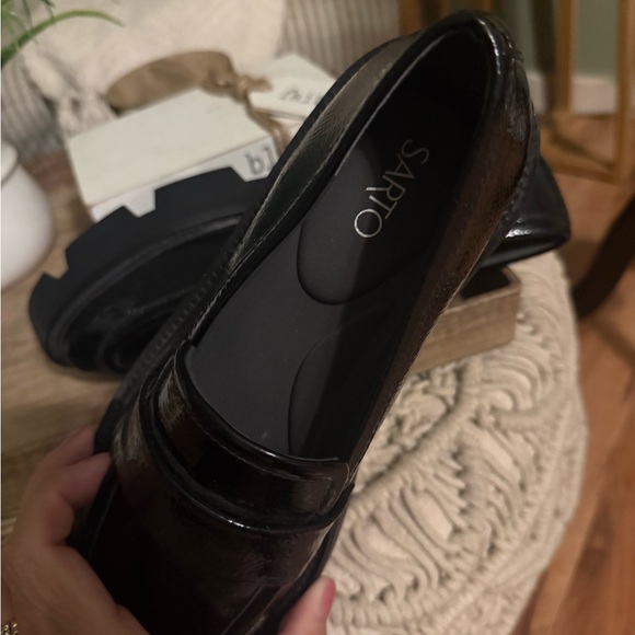 Woman’s Black Loafers 9.5 fits like 8.5 - Picture 4 of 4